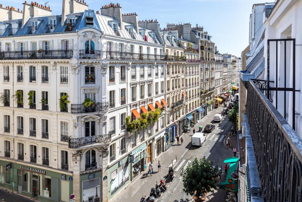 Hôtel Basss في باريس: اطلالة علوية على شارع به مباني