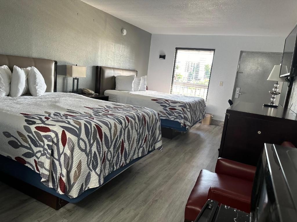 Een bed of bedden in een kamer bij Riverview Inn