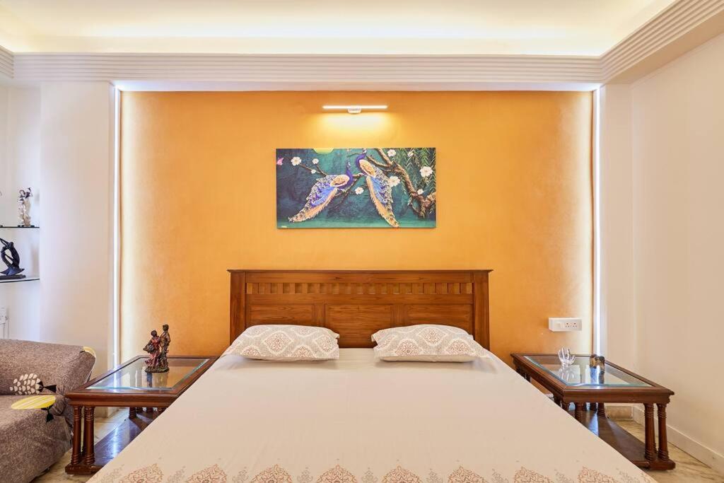 ハイデラバードにあるRoofTop-1BHK for Families only @HimayathNagarのベッドルーム1室(大型ベッド1台、テーブル2台付)