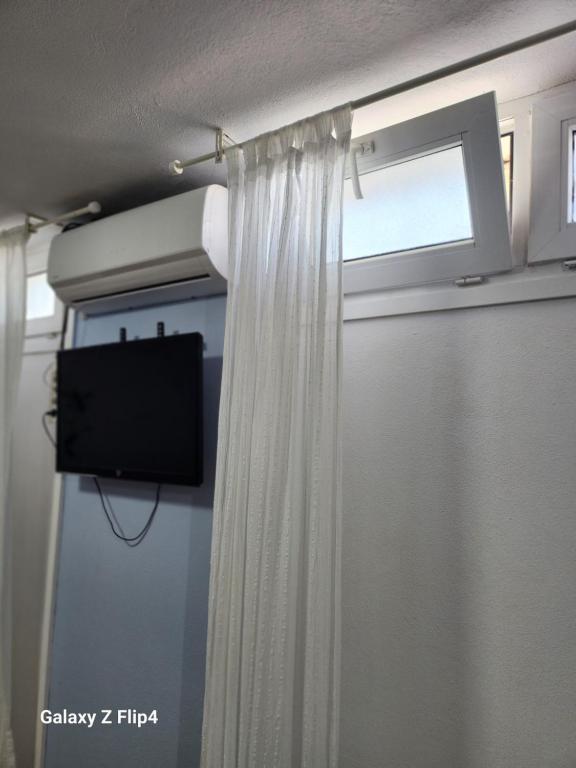 Televízia a/alebo spoločenská miestnosť v ubytovaní Apartamento en 1ª linea de playa y Parque Natural Cabo de Gata - planta semisotano