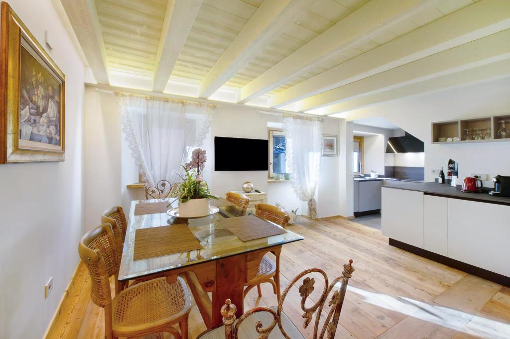 a kitchen and dining room with a table and chairs at Le Bourg Charmant - Soleil d'été in Arvier