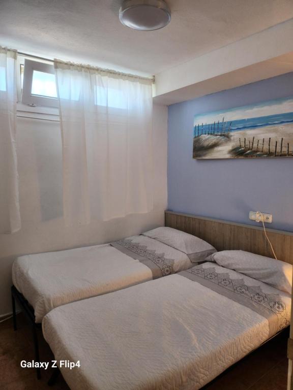 Posteľ alebo postele v izbe v ubytovaní Apartamento en 1ª linea de playa y Parque Natural Cabo de Gata - planta semisotano