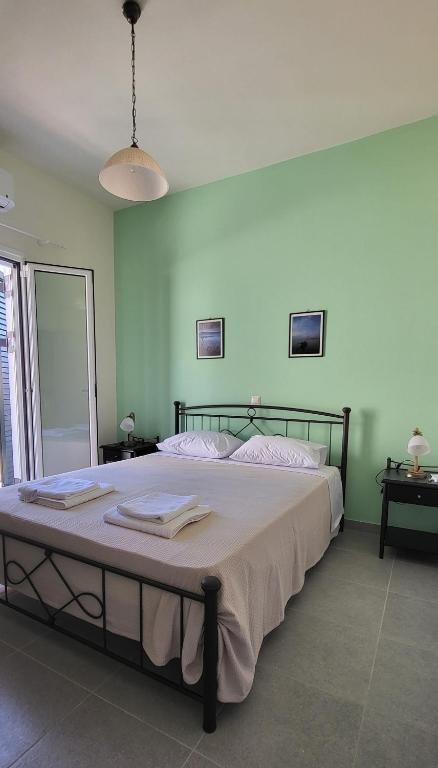 Postel nebo postele na pokoji v ubytování Stamatis House - In the center of Lakka Paxos