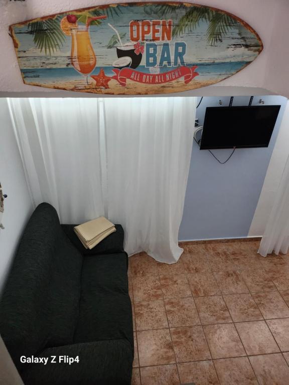 Televízia a/alebo spoločenská miestnosť v ubytovaní Apartamento en 1ª linea de playa y Parque Natural Cabo de Gata - planta semisotano