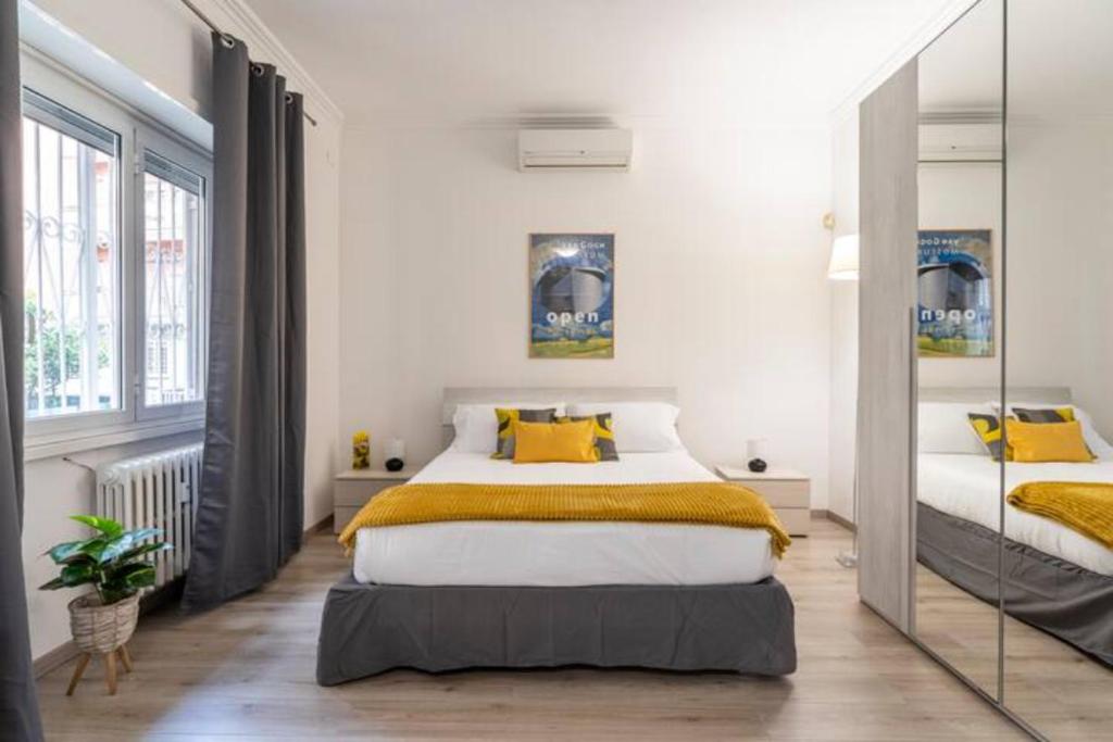 1 dormitorio con 1 cama grande y espejo en Appia Antica Guest House en Roma