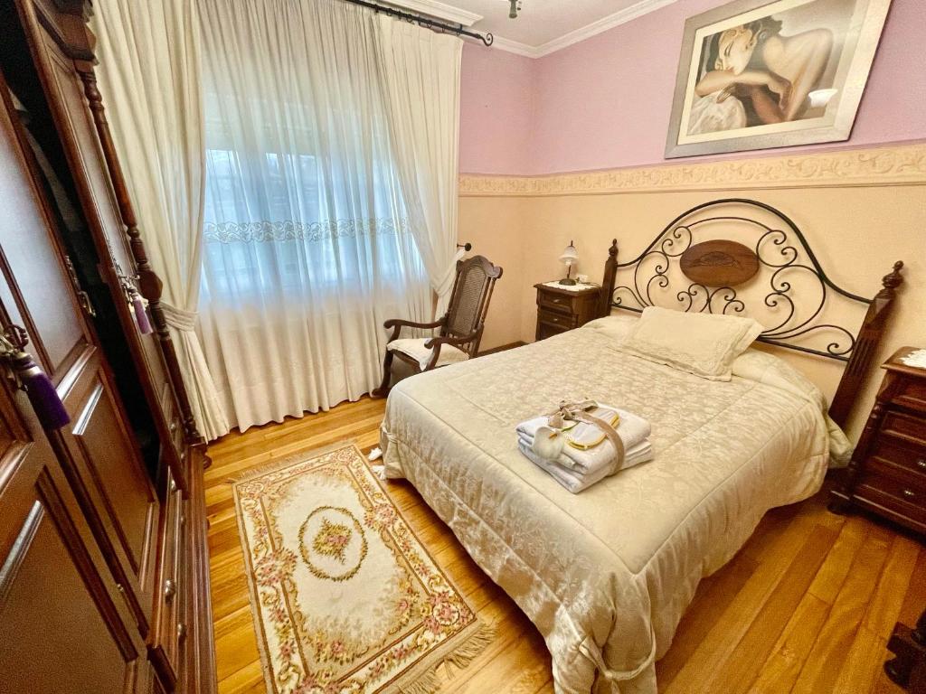 - une chambre avec un lit, une chaise et une fenêtre dans l'établissement Casa Amelia Noia, à Noia