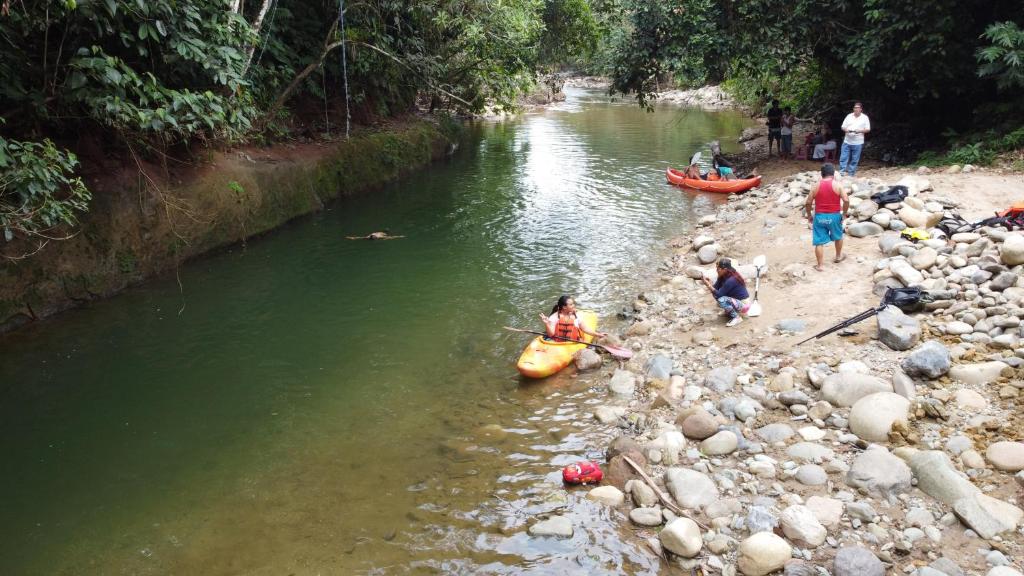 um grupo de pessoas em um rio em um caiaque em EL EDEN LODGE em Tena