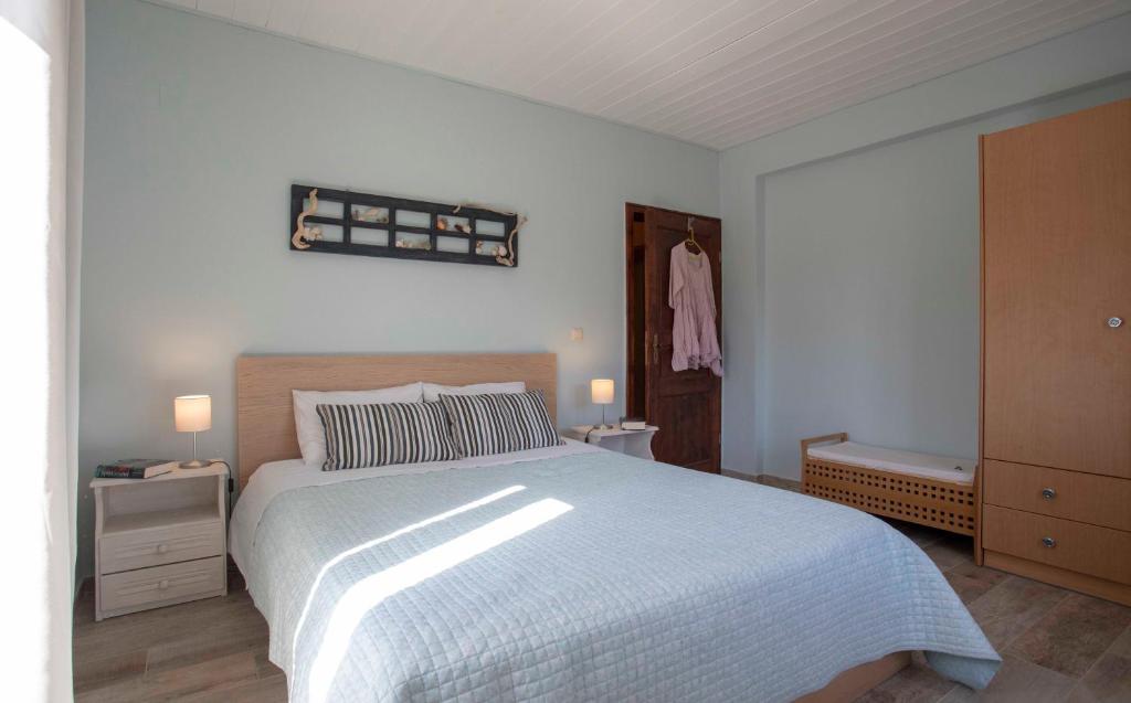 Postel nebo postele na pokoji v ubytování Joleni Cottage in Keramies