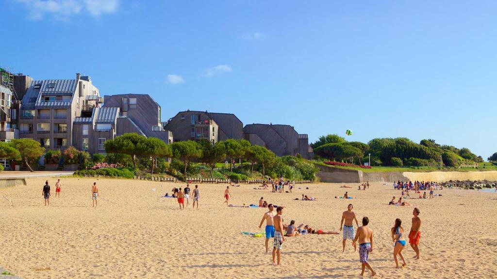 a group of people playing on a beach at Nuit insolite dans un petit voilier in La Rochelle