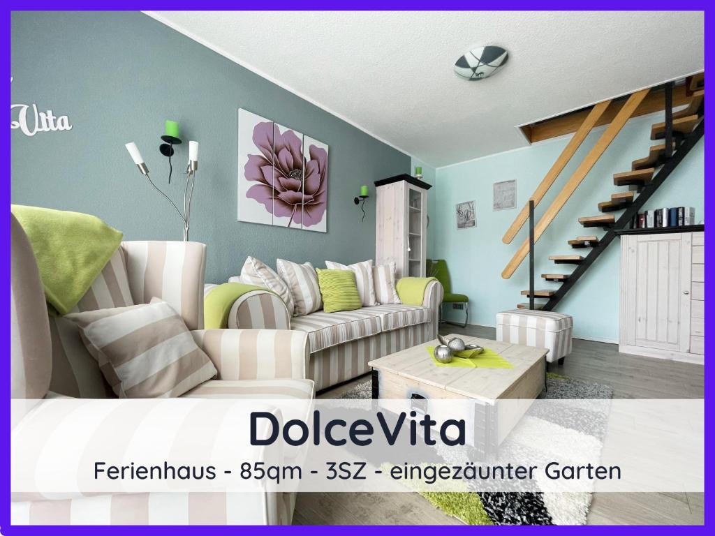 ein Wohnzimmer mit einem Sofa und einer Treppe in der Unterkunft DolceVita - mit eingezäuntem Garten - WLAN - 2 Terrassen - gern mit Hund in Walkenried