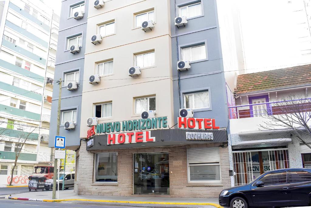 un hotel en la esquina de una calle de la ciudad en Nuevo Horizonte Hotel en Mar del Plata