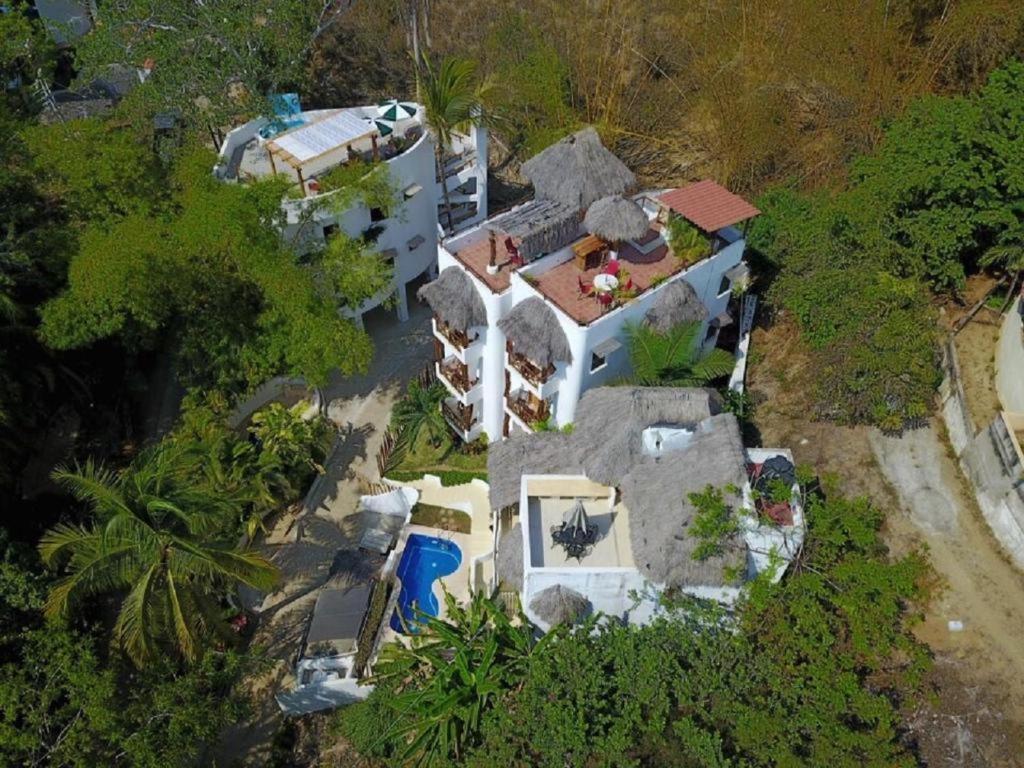 una vista aérea de una casa en la playa en Mar y Sueños Suites, en Sayulita