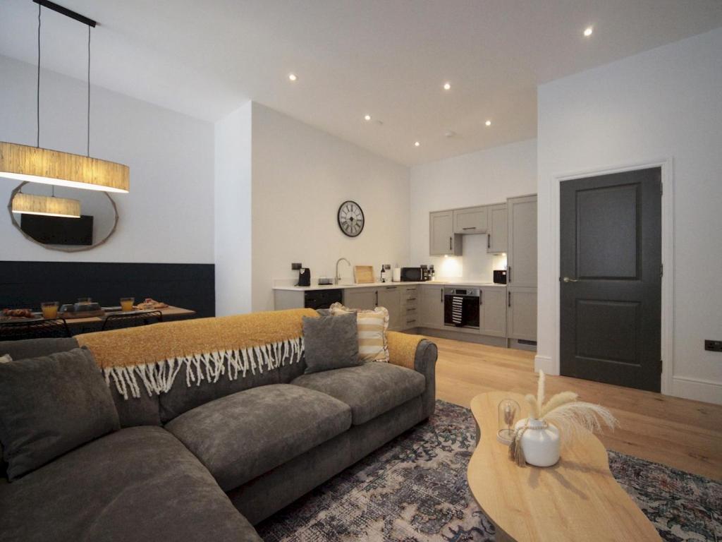 Kuchyň nebo kuchyňský kout v ubytování Apartment 5 Old Conservative Club in Historic Town Pass the Keys