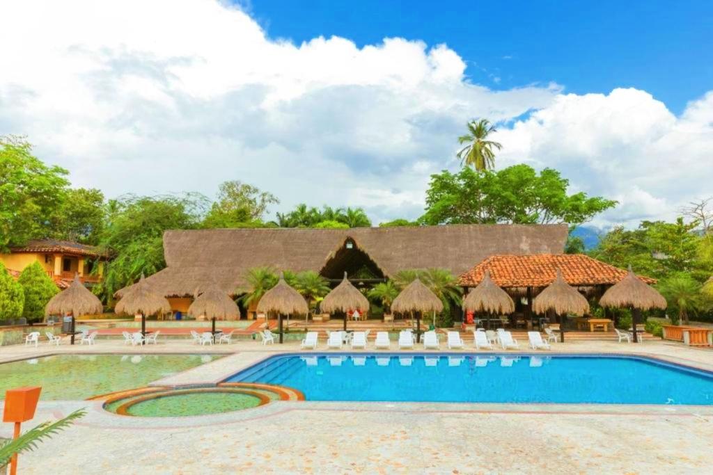 Bazén v ubytování Hotel Portón del Sol nebo v jeho okolí