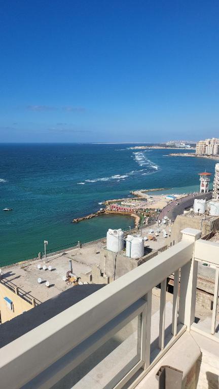 uma vista para o oceano a partir de uma varanda em شقه فى ميامى بالاسكندريه مطله على البحر em Alexandria