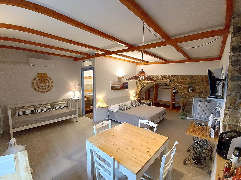 Sala de estar con cama y mesa en La Borgata, en Tovo San Giacomo