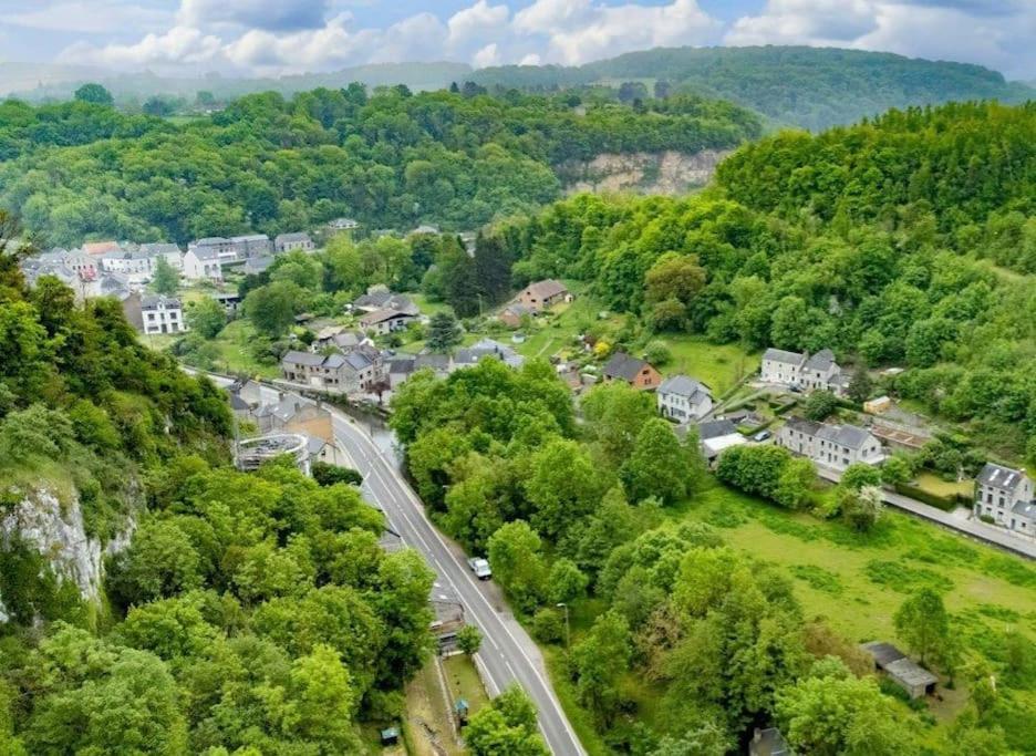 - une vue aérienne sur une petite ville dans les collines dans l'établissement BIG House - BBQ - Free Parking, à Andenne