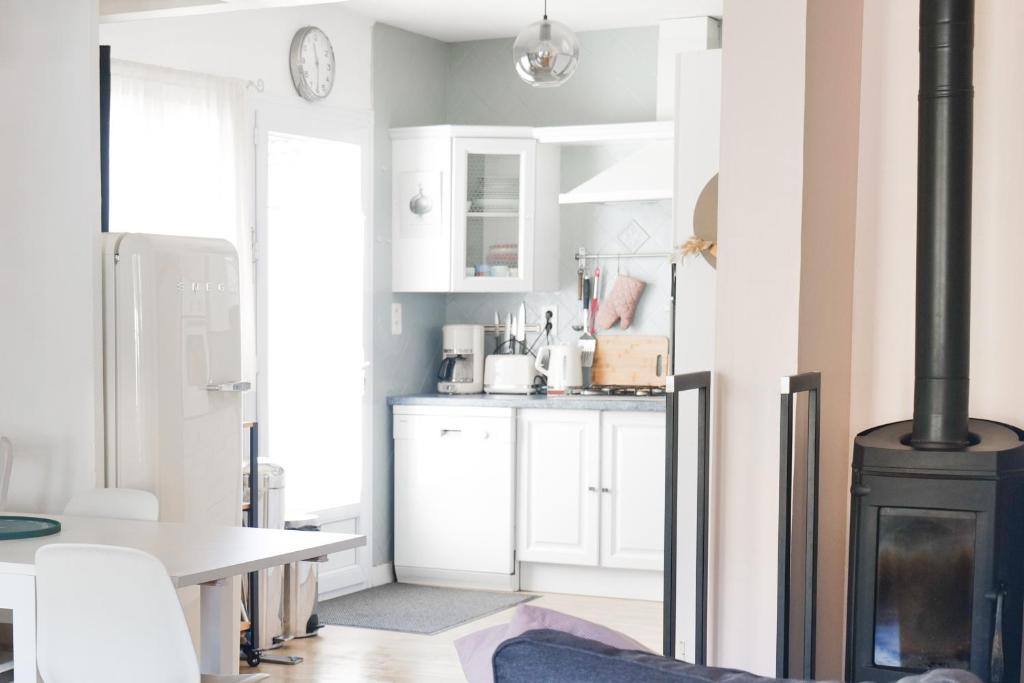 Kuchyňa alebo kuchynka v ubytovaní Belle maison de vacances à la Pironnière - 6 à 8 pers