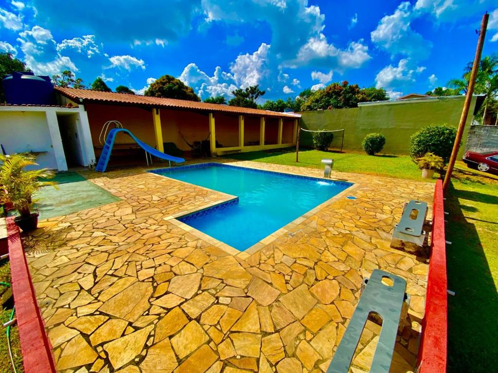 basen na podwórku domu w obiekcie Chácara Roteiro do Vinho com Wi-Fi w mieście São Roque