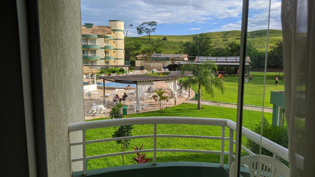 Elle comprend un balcon offrant une vue sur un parc. dans l'établissement Apartamento Village Aldeia das Águas, à Barra do Piraí