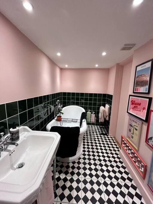 uma casa de banho com um lavatório, um WC e uma banheira em The Basement em Brighton & Hove