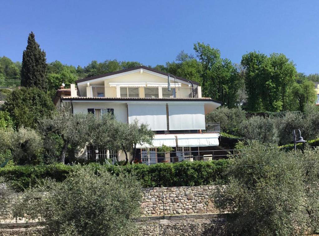 una casa grande en medio de un jardín en Villa Cà bianca, en Torri del Benaco