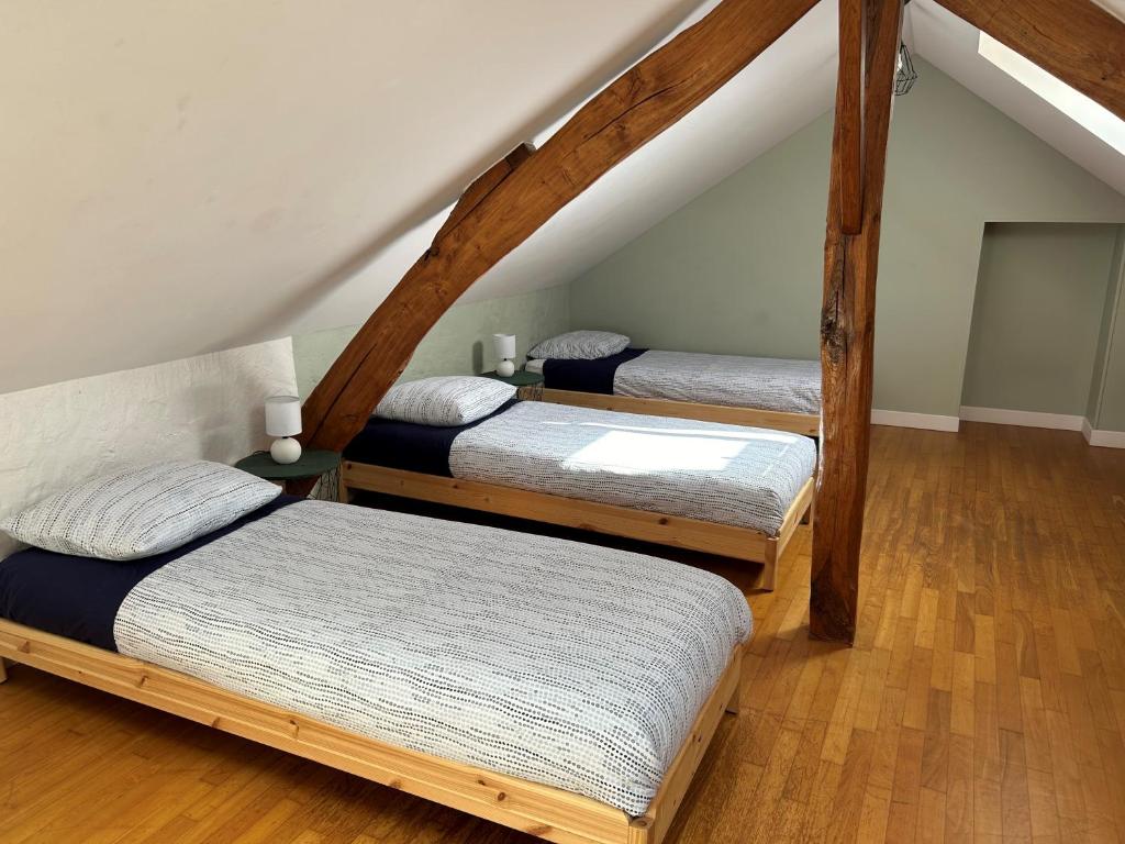 En eller flere senge i et værelse på Chez Myriam