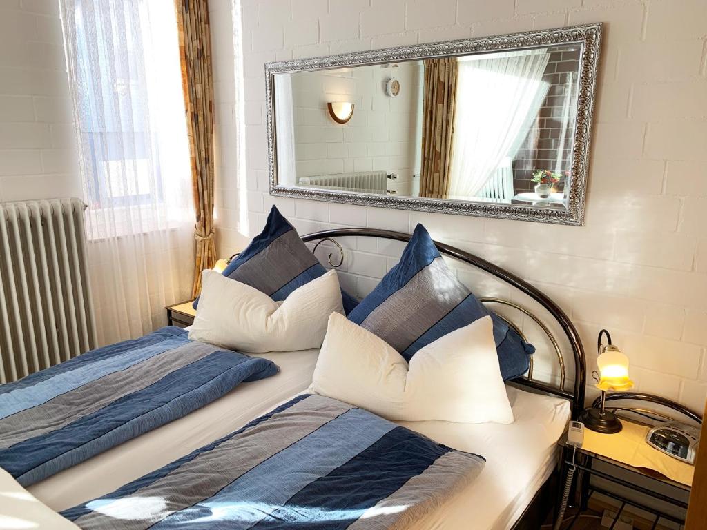 ein Schlafzimmer mit zwei Betten mit blauen und weißen Kissen in der Unterkunft 3-Sterne Komfortferienwohnung  Köhnke 6 - [#122261] in Goslar