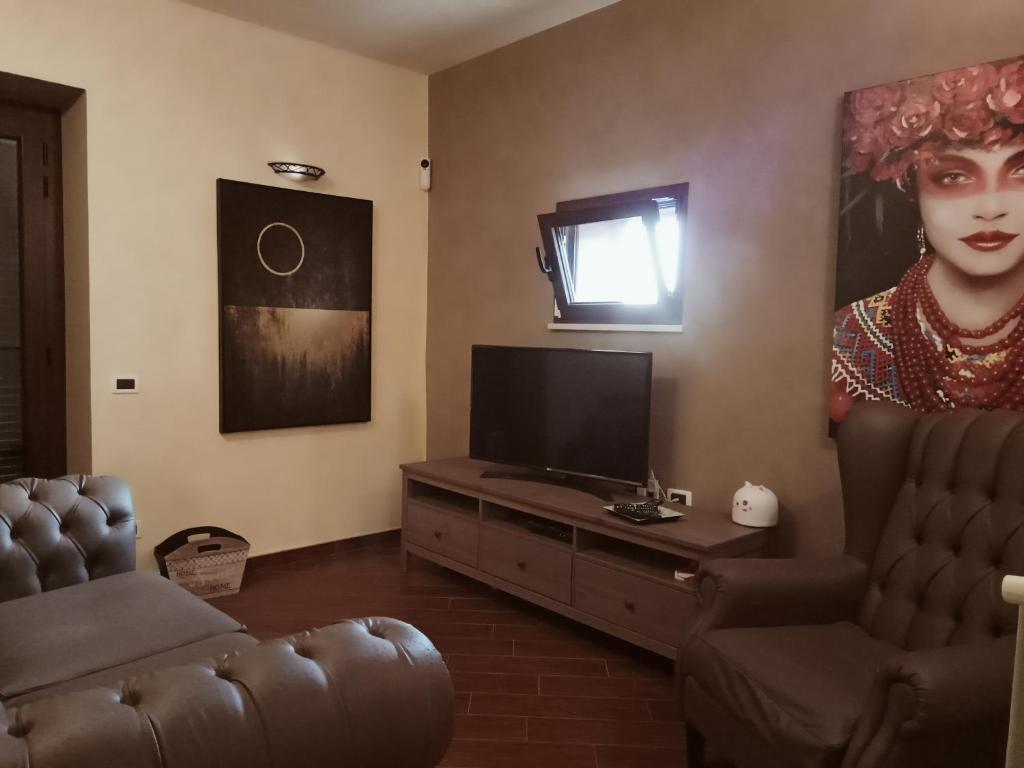 sala de estar con sofá y TV en "Le Chat Libre" Alloggio Turistico, en Monte San Biagio