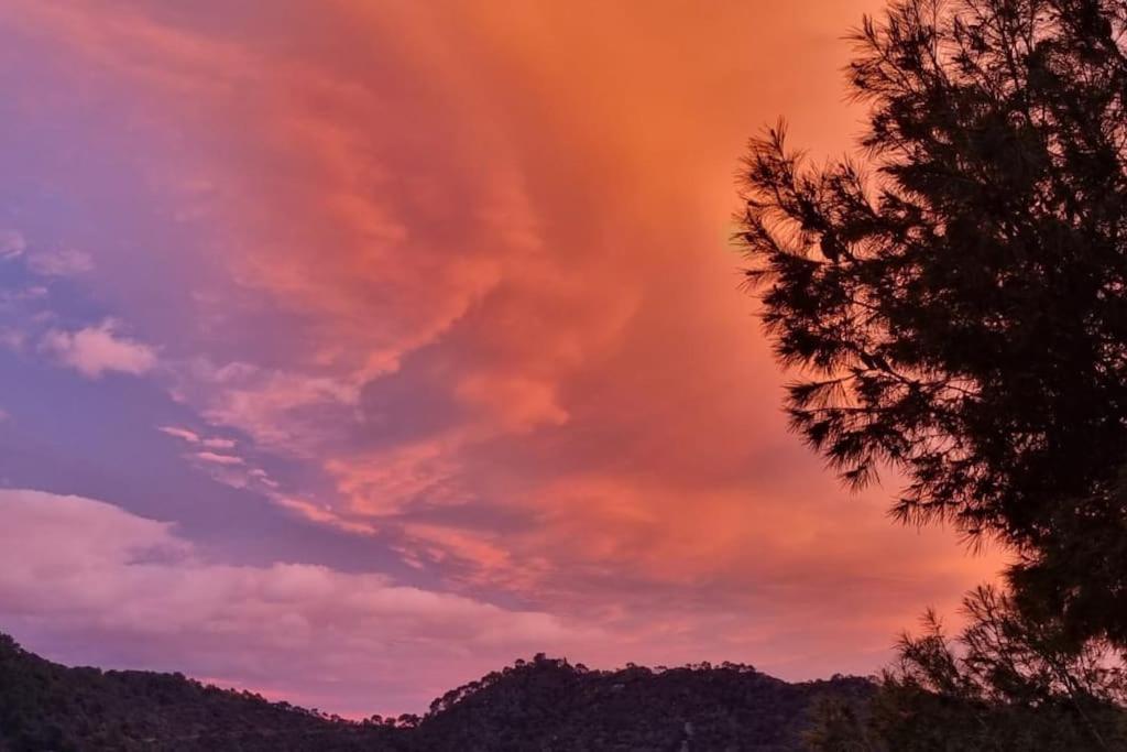 um arco-íris no céu ao pôr-do-sol em Apartamento en la montaña, Serra em Serra