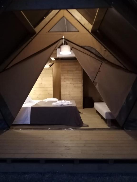 - Vistas a una habitación con cama y techo en Glamping - La Giara en San Demetrio Corone