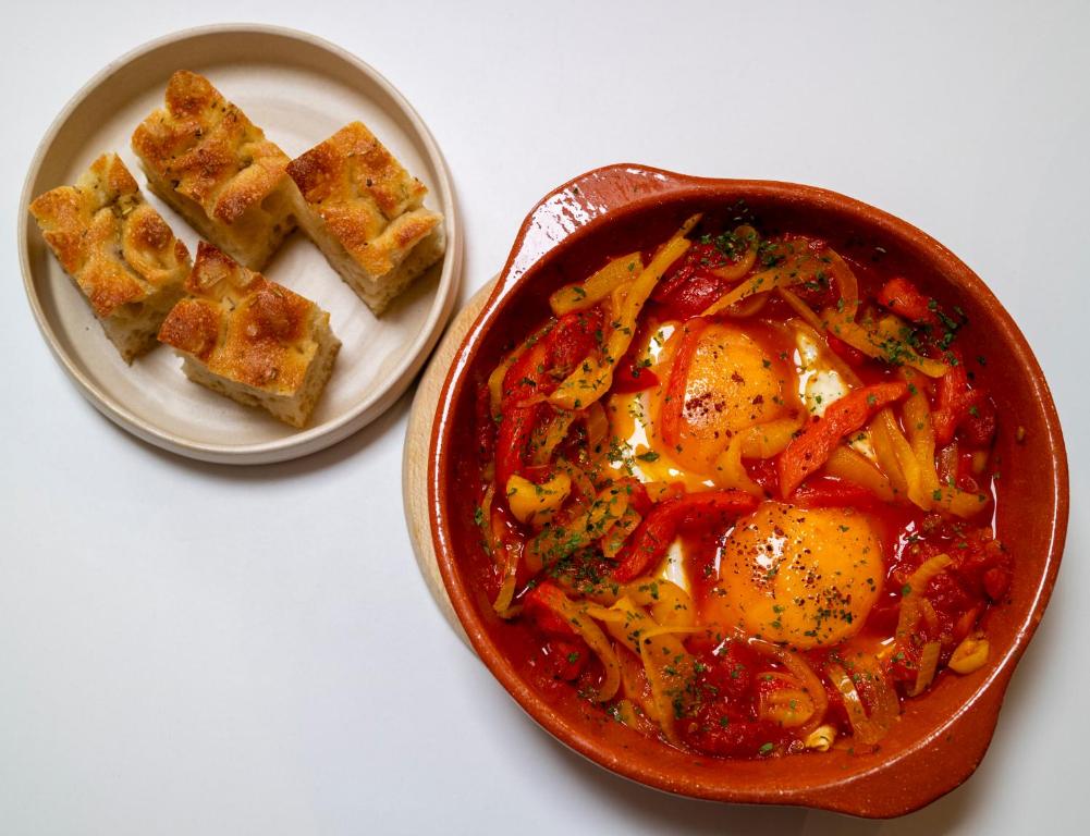 un plato de comida con huevos y pan en una mesa en Odit, en Brujas