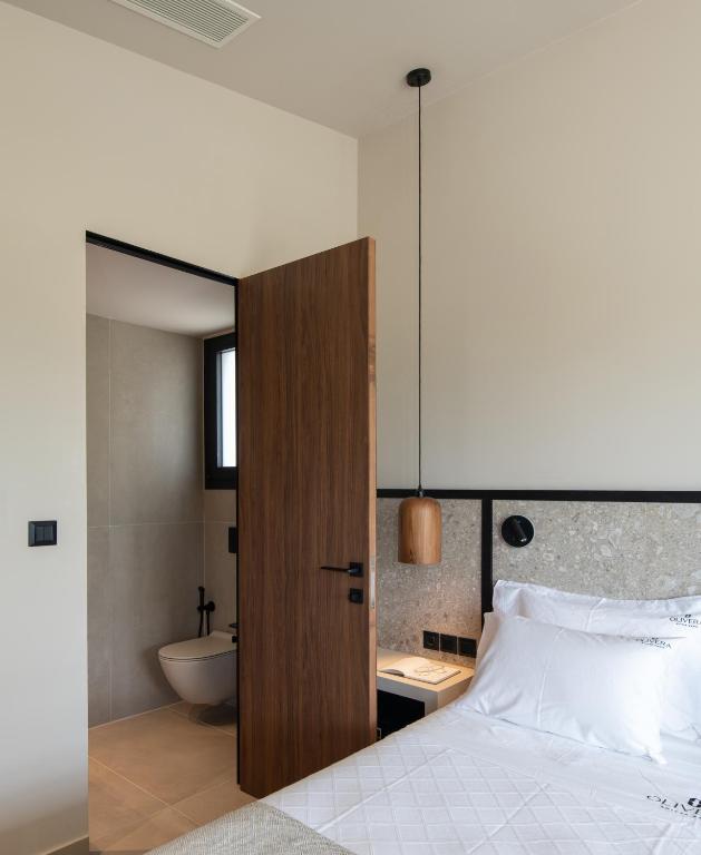 Postel nebo postele na pokoji v ubytování Olivera Suites Sarti