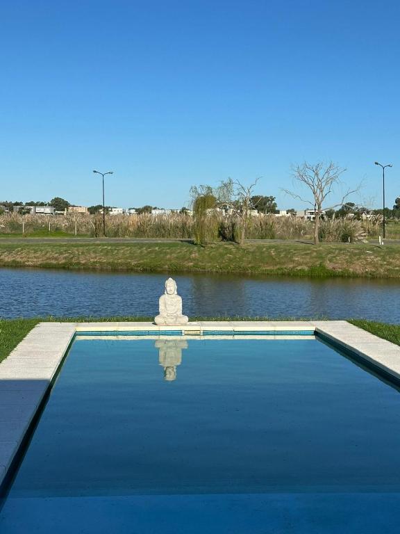 Casa familiar a la laguna en San Sebastian, Escobar, 3 dormitorios, jardín, pileta, parrilla y canoa