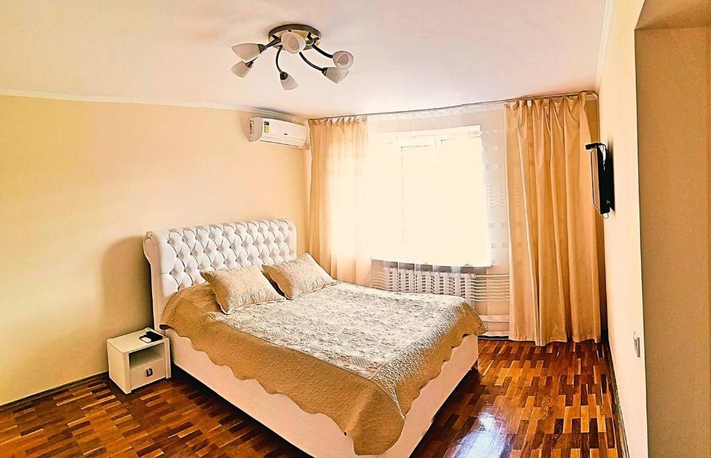 een slaapkamer met een bed en een raam bij Nice apartment on street Alexandru cel bun 108 in Chişinău