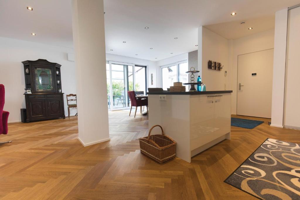 a kitchen and living room with a counter and a table at NEU - MoselAUSZEIT Traben in Traben-Trarbach