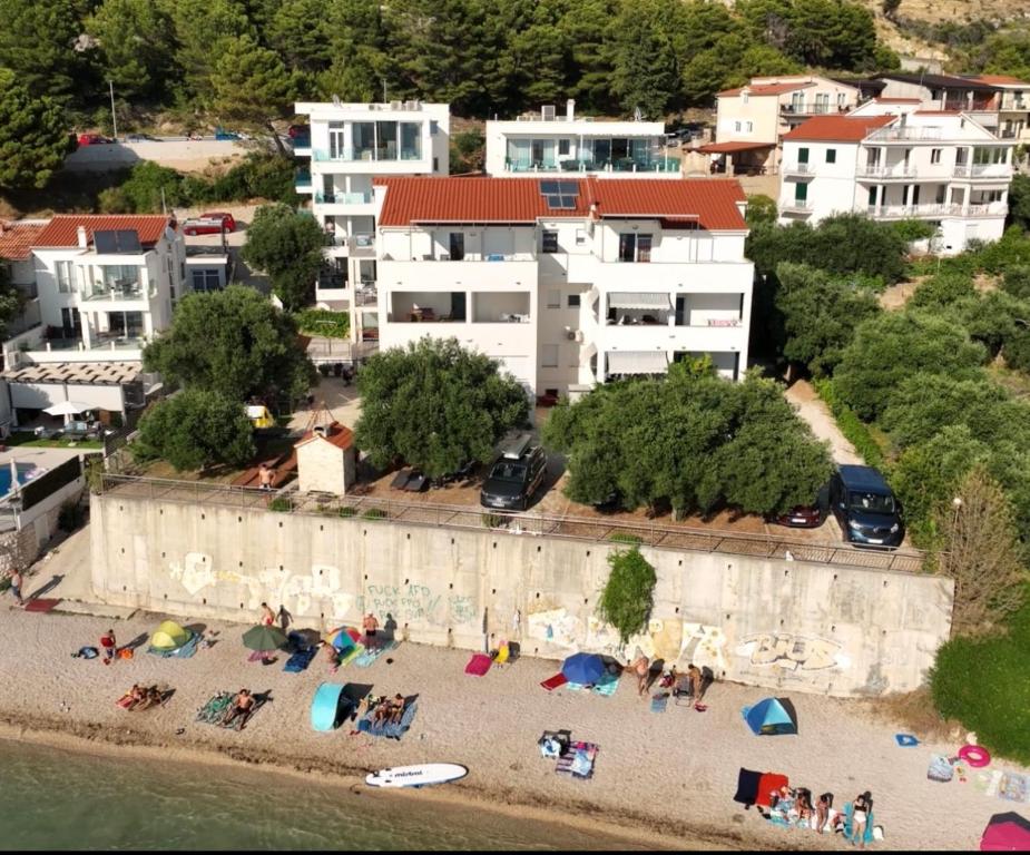 eine Gruppe von Menschen an einem Strand in der Nähe des Wassers in der Unterkunft Apartments Desire in Zaboric