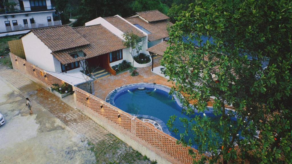 una vista aérea de una casa con piscina en Bản Nhỏ - Little Village, en Cao Bằng