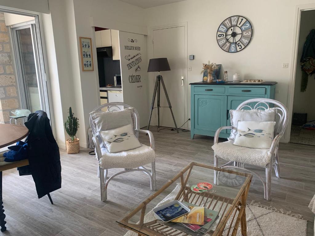 un salon avec deux chaises et une table dans l'établissement Carnac, à Carnac