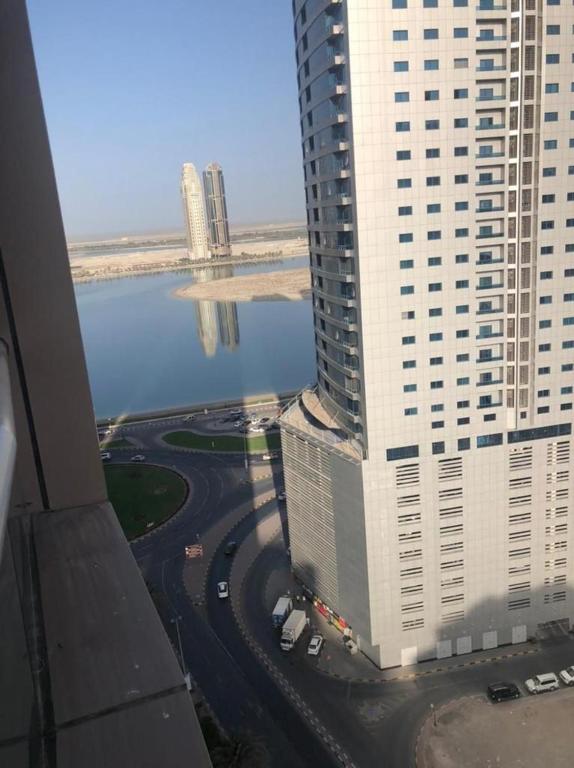 an aerial view of a large building with a river at الإمارات العربية المتحدة/إمارة الشارقة/الخان in Sharjah