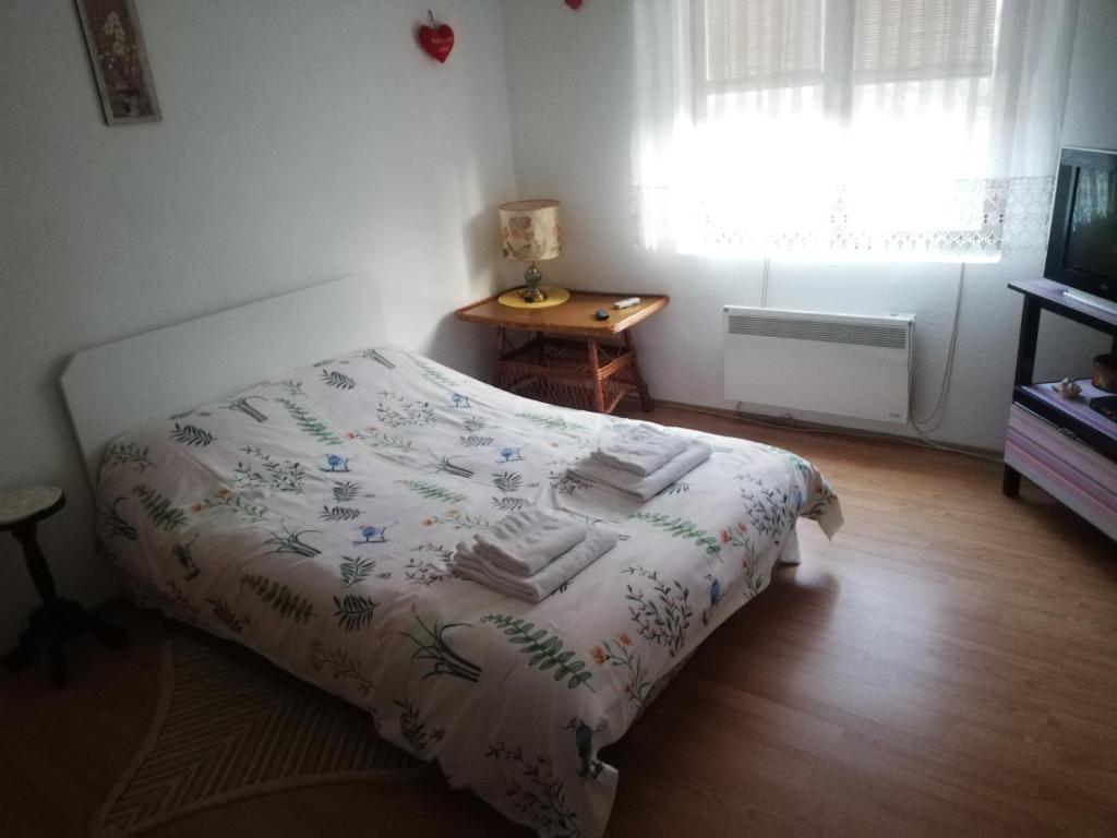 um quarto com uma cama, uma mesa e uma janela em Vikend kuća Ivković em Rudnik