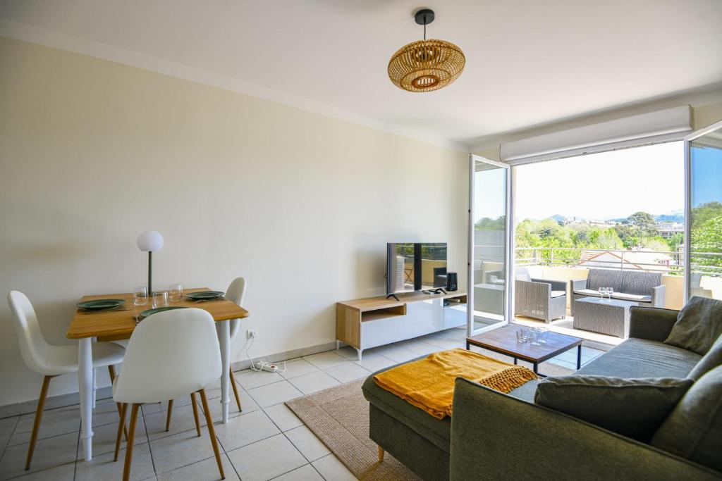 un salon avec un canapé et une table dans l'établissement Les Terrasses Borely - Bel appart 1 ch avec clim, à Marseille
