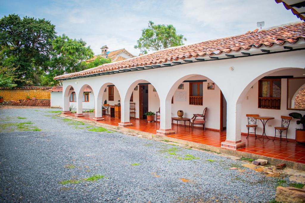 an oldstyle house with arches and a driveway at alojamiento JAW in Villa de Leyva
