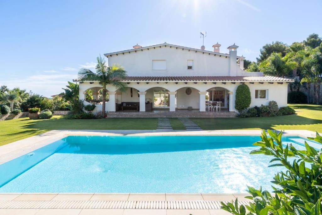 een villa met een zwembad voor een huis bij Villa Stella Maris Luxury 4BR Pool Beach in Roda de Bará