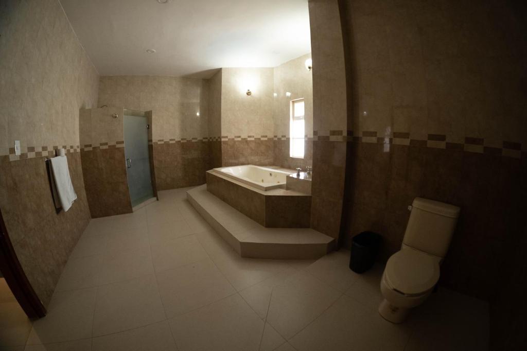Galería fotográfica de 21 Suite with Jacuzzi a shared pool en Torreón
