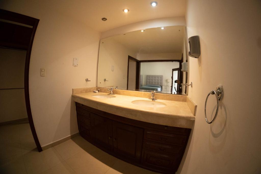 Galería fotográfica de 21 Suite with Jacuzzi a shared pool en Torreón