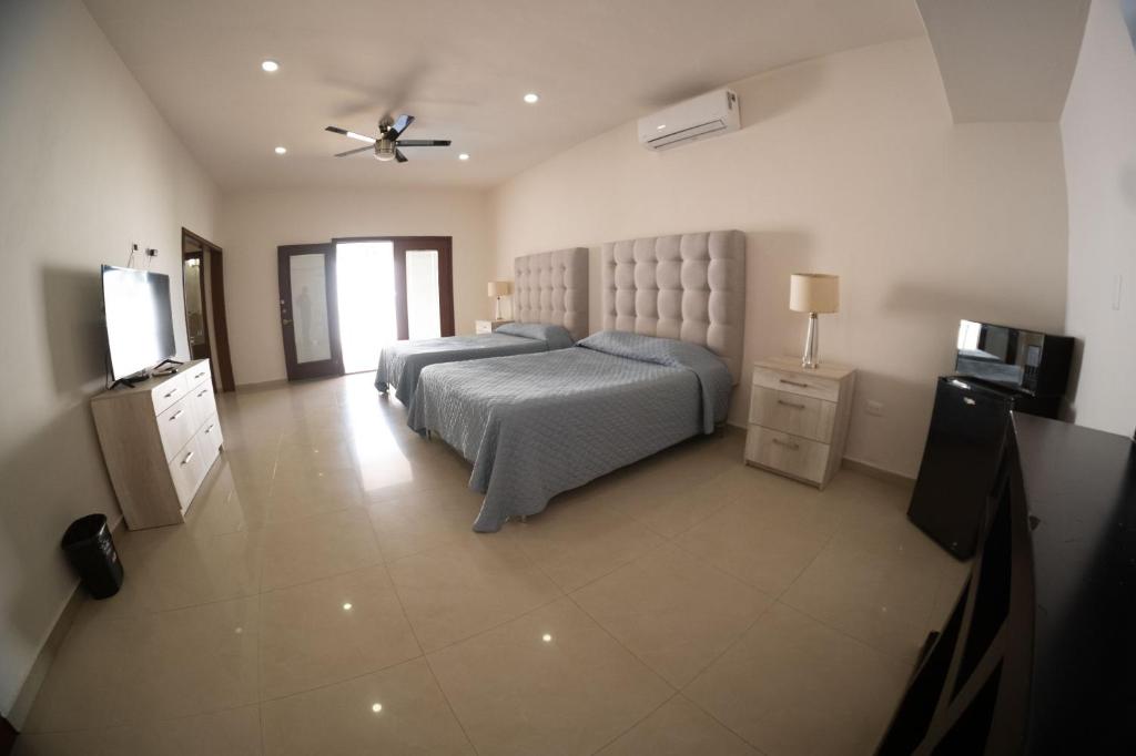 Galería fotográfica de 21 Suite with Jacuzzi a shared pool en Torreón