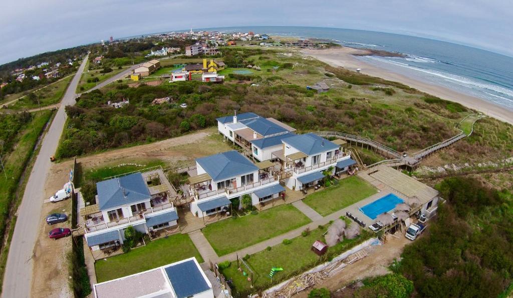 uma vista aérea de uma casa e da praia em Las Eduardas em La Paloma