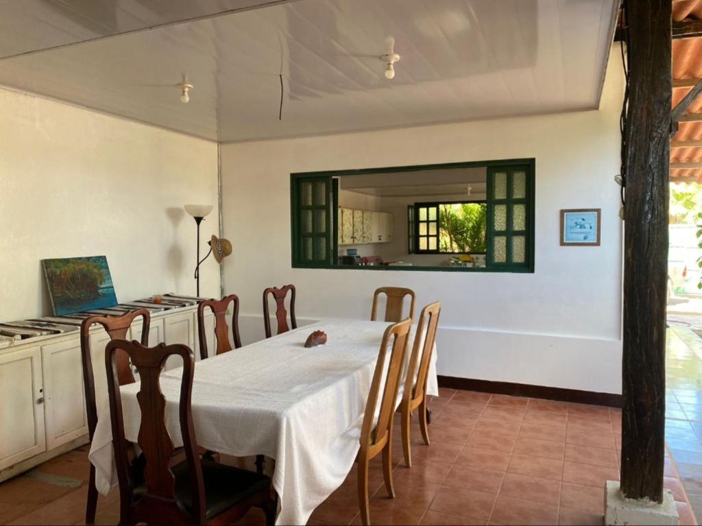 a dining room with a table and a kitchen at Casa pulpo in León