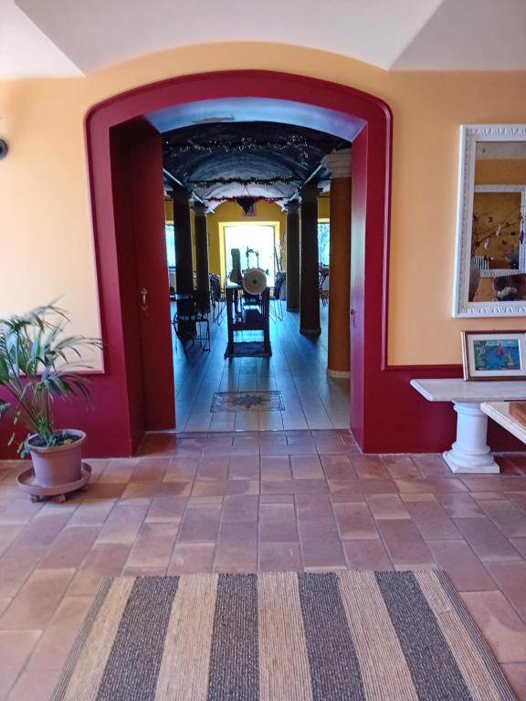 einen Flur in einem Haus mit roter Tür in der Unterkunft B&BLe Tre Gemme in Montechiarugolo